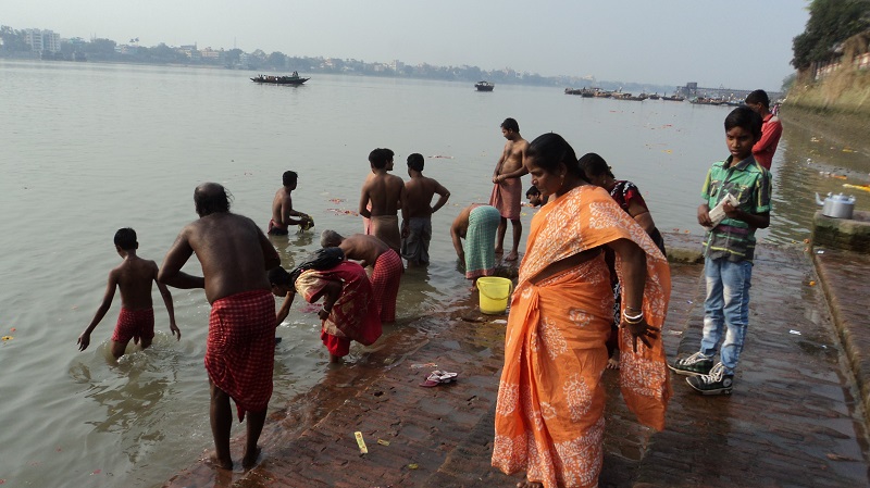 Das Bad im Ganges ist für alle Inder obligatorisch 