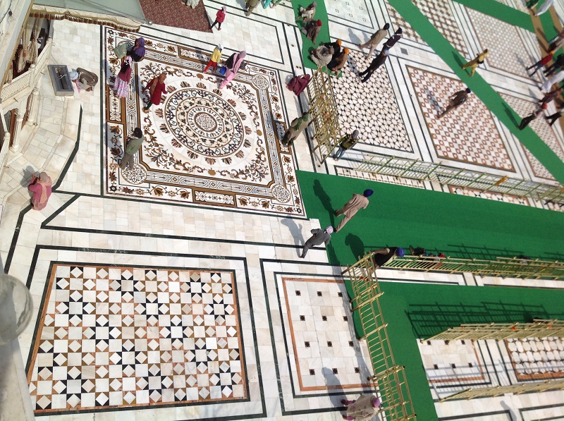 Wertvolle Boden Kunst beim Eingang zum goldenen Tempel