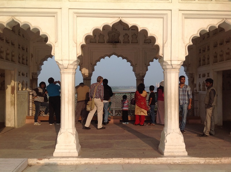 Von hier aus konnte der eingesperrte Maharaja das Mausoleum, das er seiner Frau gebaut hat betrachten. 