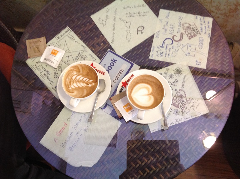 Im Stammkaffe, Zeichnungen von Gästen auf Servietten gedruckt. Super Idee