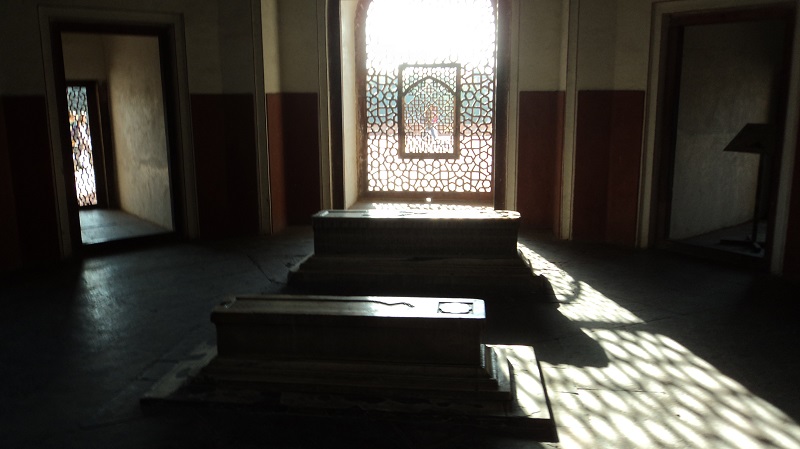 Inneres des Humayn's Tub Sehr schlicht gehalten. 